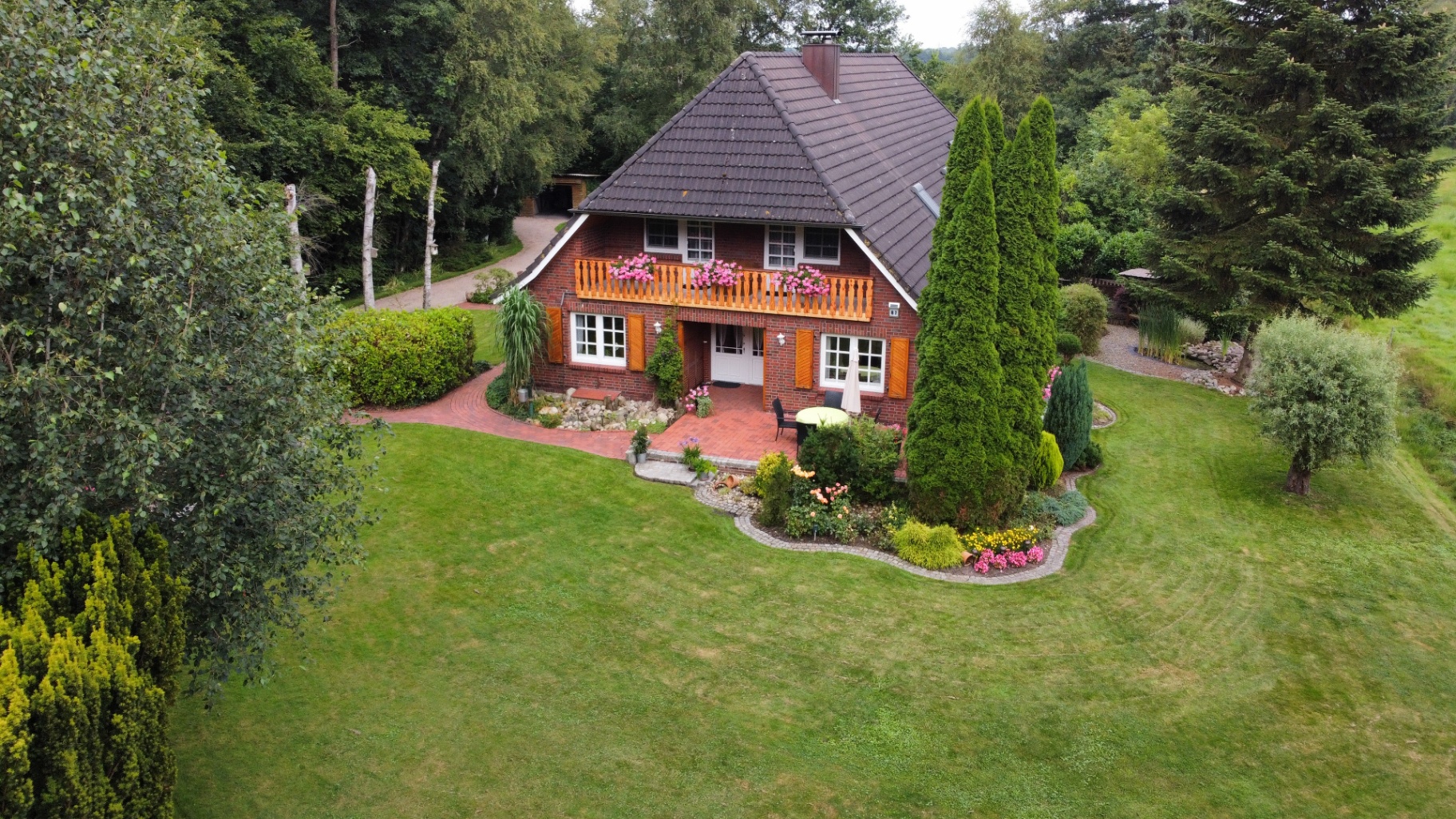 Pension Rath — Ansicht mit Balkon und Vorgarten