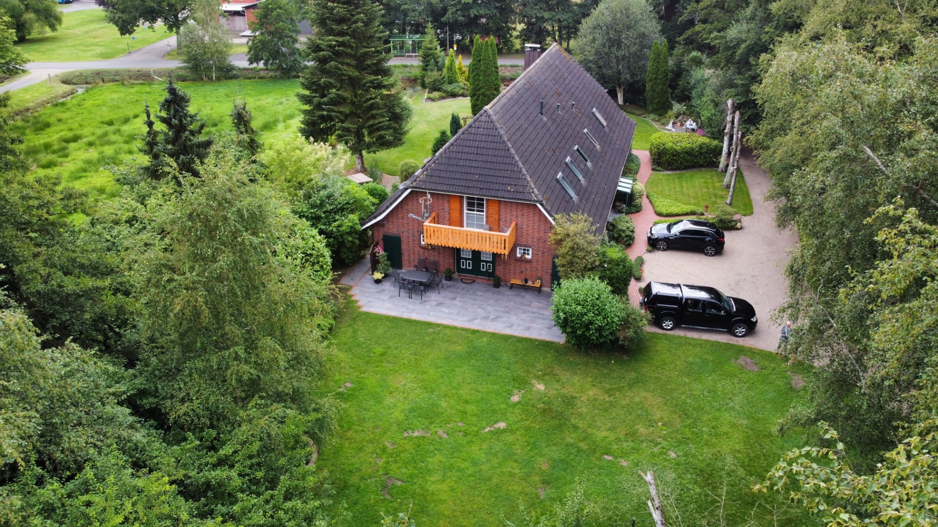 Rückansicht mit Terrasse und Sitzbereich